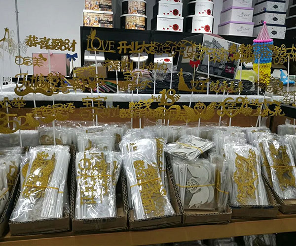 金蔥紙插牌紙制品切割設(shè)備—紙品激光鏤空機(jī)